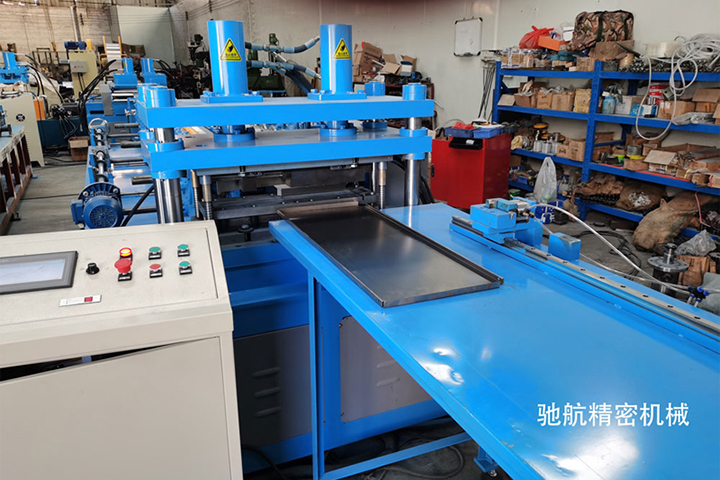 货架层板生产(chǎn)设备最终生产(chǎn)出来的成品